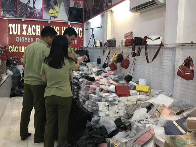 Túi hàng hiệu Gucci, Chanel, LV, Charles&Keith... giá chỉ từ 30.000 đồng/chiếc chất đống tại cửa hàng - Ảnh 3. Túi hàng hiệu Gucci, Chanel, LV, Charles&Keith... giá chỉ từ 30.000 đồng/chiếc chất đống tại cửa hàng - Ảnh 3.