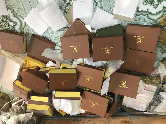 Túi hàng hiệu Gucci, Chanel, LV, Charles&Keith... giá chỉ từ 30.000 đồng/chiếc chất đống tại cửa hàng - Ảnh 2. Túi hàng hiệu Gucci, Chanel, LV, Charles&Keith... giá chỉ từ 30.000 đồng/chiếc chất đống tại cửa hàng - Ảnh 2.