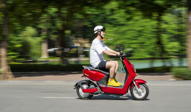 Trong khoảng giá 16 triệu, mua xe máy điện nào vừa xịn sò vừa phong cách? - Ảnh 4. Trong khoảng giá 16 triệu, mua xe máy điện nào vừa xịn sò vừa phong cách? - Ảnh 4.