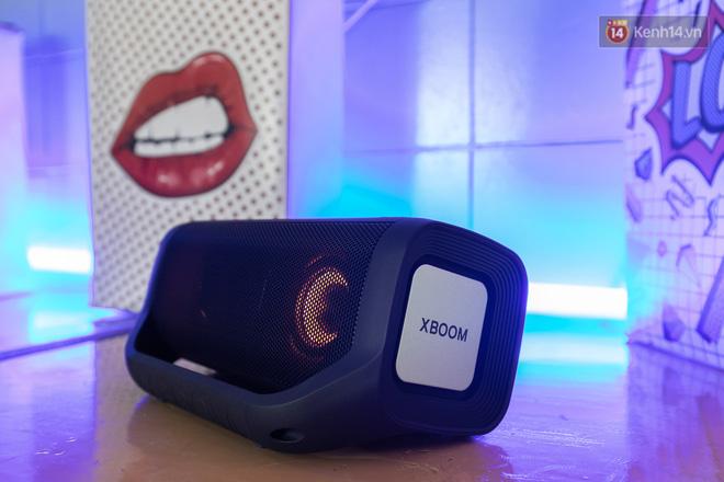 Đánh giá nhanh loa LG XBOOM Go: Thiết kế trẻ trung, nhiều tính năng thông minh, phù hợp cho fan Rap Việt - Ảnh 8. Đánh giá nhanh loa LG XBOOM Go: Thiết kế trẻ trung, nhiều tính năng thông minh, phù hợp cho fan Rap Việt - Ảnh 8.