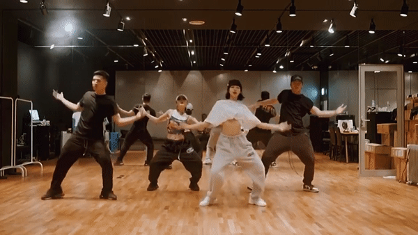 Chờ nửa năm mới thấy Lisa (BLACKPINK) khoe vũ đạo, hóa ra là phiên bản phòng tập của video cũ nhưng xịn không thua bản chính - Ảnh 5. Chờ nửa năm mới thấy Lisa (BLACKPINK) khoe vũ đạo, hóa ra là phiên bản phòng tập của video cũ nhưng xịn không thua bản chính - Ảnh 5.