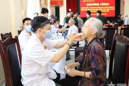 Tổng cục Hậu cần - Kỹ thuật và Bộ Y tế khám bệnh, cấp thuốc miễn phí, tặng quà gia đình chính sách tại Hưng Yên