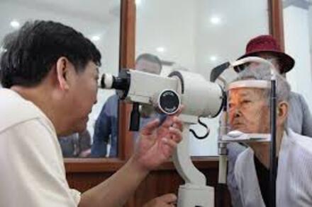 Khám, điều trị mắt miễn phí cho gần 500 người cao tuổi có hoàn cảnh khó khăn