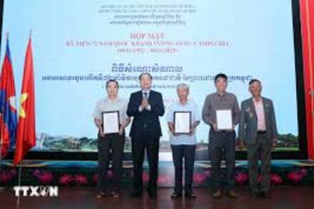 Củng cố, phát triển tình hữu nghị truyền thống giữa nhân dân Việt Nam và Campuchia