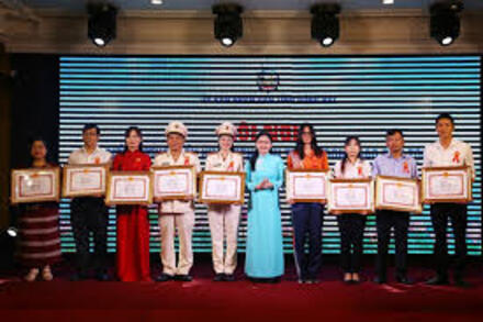 Tuyên dương đồng bào dân tộc thiểu số vượt khó, sáng tạo