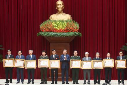 Chủ tịch nước Lương Cường và nhiều cán bộ lãnh đạo nhận phần thưởng cao quý