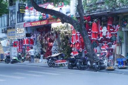 Phố Hàng Mã trầm lắng mùa Giáng sinh: Người bán chật vật, người mua thắt chặt chi tiêu