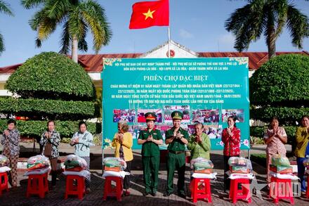Bộ đội Biên phòng Cần Thơ trao quà tặng người nghèo khu vực biên giới biển