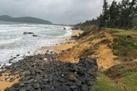 Nguy cơ sạt lở “nuốt chửng” bãi biển Mỹ Khê