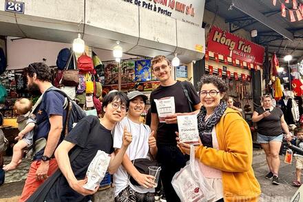 Khách du lịch quốc tế ấn tượng trước không khí Tết cổ truyền Việt Nam