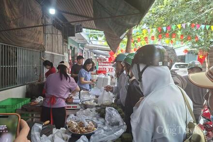 Đà Nẵng: Người dân chen chân mua đồ cúng Thần tài