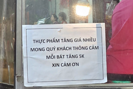 Nhiều nhà hàng, dịch vụ ăn uống tăng giá sau Tết Nguyên đán