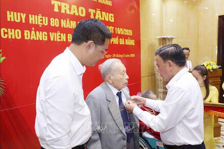 Thường trực Ban Bí thư Trần Cẩm Tú dự trao Huy hiệu 80 năm tuổi Đảng tại Đà Nẵng