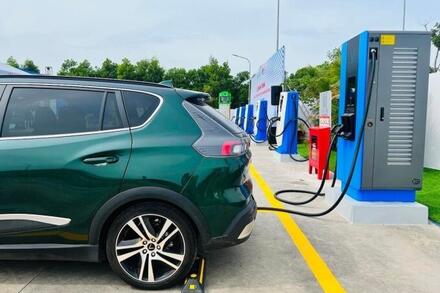 Chính phủ tiếp tục miễn lệ phí trước bạ ô tô điện đến hết năm 2030 