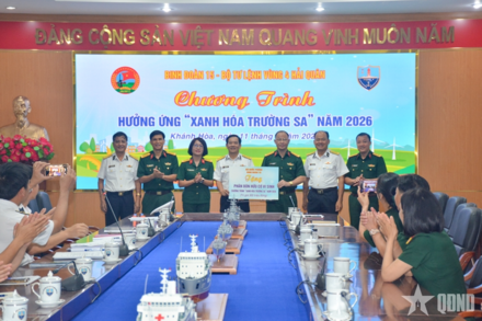 Binh đoàn 15 hỗ trợ phân bón góp phần "Xanh hóa Trường Sa"
