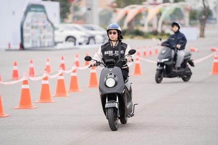 Học sinh mê VinFast ZGoo: Nhỏ gọn, màu đẹp, đi học chuẩn gu Gen Z