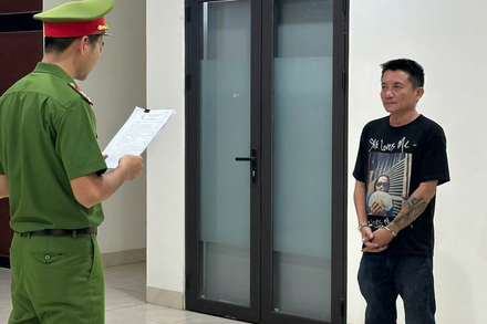 Tạm giữ đối tượng say rượu lái ô tô phá tài sản, thách thức lực lượng công an