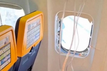Hành khách suýt bị hút khỏi máy bay sau khi cửa sổ vỡ giữa không trung
