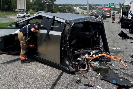 Tesla Cybertruck bị xé đôi sau vụ tai nạn liên hoàn 10 xe