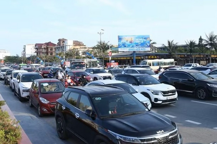 Chủ bãi xe ở Cửa Lò bị phạt vì thu tiền cao hơn giá niêm yết