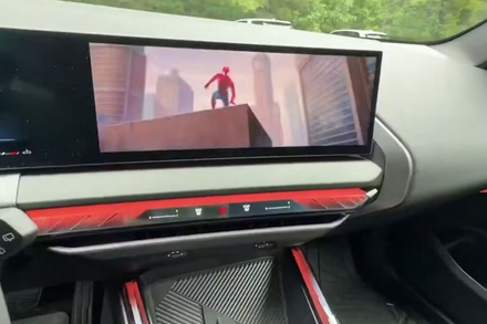 BMW bị chỉ trích vì quảng cáo Spider-Man tự bật trên xe