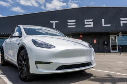 Tesla triệu hồi 20.000 xe vì đèn pha sáng quá mức