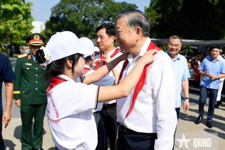 Tổng Bí thư, Chủ tịch nước Tô Lâm dâng hương tưởng nhớ Chủ tịch Hồ Chí Minh