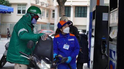 Bộ Tài chính nói gì về việc nhiều mặt hàng thiết yếu như xăng dầu liên tục tăng giá, trong khi 'hầu bao' của nhiều người dân vẫn phải thắt chặt?