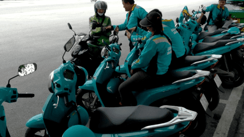 Bắt gặp "xe ôm điện" của tỷ phú Phạm Nhật Vượng trên đường phố Hà Nội: Dùng xe máy điện 50 triệu đồng chở khách, chiết khấu thấp