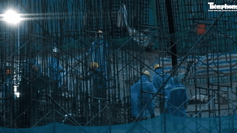 Chủ tịch Hà Nội chỉ đạo kiểm tra việc đổ bê tông trong mưa tại Dự án nhà ở xã hội Trung Văn