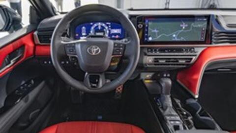 Báo Mỹ đánh giá nội thất Toyota Camry 2025: 'Hiện đại, dễ dùng, không còn cảm giác bị cắt trang bị với bản thấp"