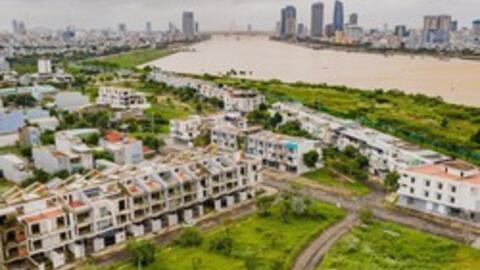 Loạt shophouse tiền tỉ bỏ hoang bên sông Hàn