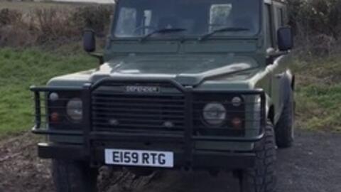 Vợ chồng trẻ biến Land Rover Defender cũ nát thành nhà di động, tính phượt ra thế giới
