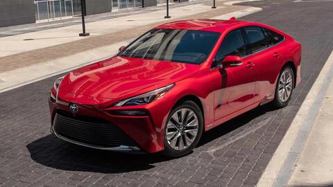 Toyota "điên cuồng" cắt giá một mẫu xe sang: Tặng khách hàng gần 1 tỷ đồng, giá chỉ ngang Corolla
