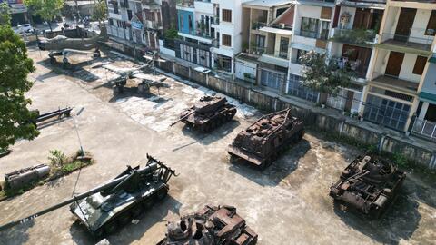 Hình ảnh bất ngờ về hàng loạt máy bay, xe tăng nổi tiếng một thời sau 40 năm "dãi nắng dầm mưa"