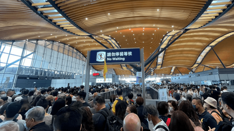Các ông lớn ngành bán lẻ Hong Kong điêu đứng vì xu hướng "qua đại lục tiêu tiền"