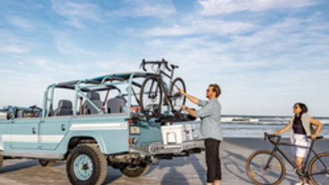 Chiếc Land Rover Defender này dễ hút khách đi chơi biển: Như nhà nghỉ di động, nhiều đồ chơi để "quẩy", giá quy đổi 6,3 tỷ