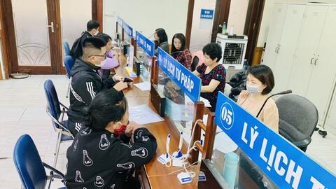 Người dân vui mừng thao tác cấp phiếu lý lịch tư pháp qua VNeID