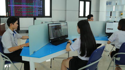 Trí tuệ nhân tạo "xâm lấn", nhiều người đổ xô cho con học robot, thầy giáo nói: Đây mới là ngành học có thể "đấu lại" máy móc