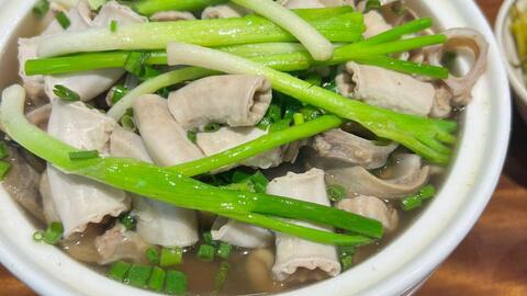 Lòng se điếu giá 5 triệu/kg tại quán bún chả gây tranh cãi