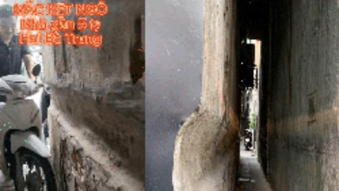 Nhà trong ngõ siêu hẹp giá 5 tỷ đồng ở Hà Nội, người dân phải khoét tường để xe máy ra vào
