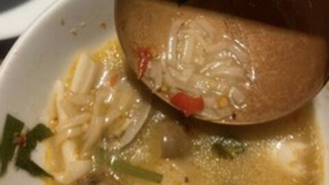 Trải nghiệm đáng sợ của 2 mẹ con tại quán đồ ăn Lào với nồi lẩu tomyum đầy vụn mì tôm, hủ tiếu và miến