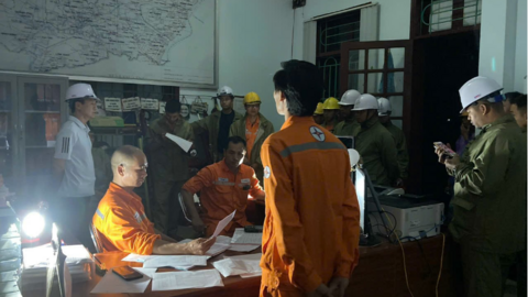 Nhân viên Điện lực Bố Trạch kịp thời sơ cứu, cứu sống nạn nhân bị điện giật