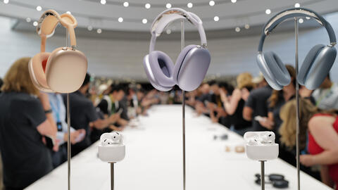 Trên tay Apple AirPods 4 và AirPods Max: bản thường cũng có ANC, bản Pro thêm tính năng trợ thính, bản Max nâng cấp nhẹ