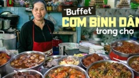 Tiệm cơm bình dân trong khu chợ trăm tuổi nổi tiếng với đồ ăn ngon xếp đầy ắp như núi, chị chủ xởi lởi nhìn khách mà nói giá