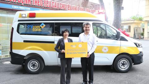 PVcomBank trao xe cứu thương tặng Bệnh viện Đa khoa Vân Đình
