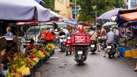 Shipper chạy đua trong mùa cao điểm - Doanh nghiệp chuyển phát sẵn sàng phục vụ Tết