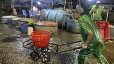 Khu chợ nổi tiếng Hà Nội dịp ông Công ông Táo nhộn nhịp xuyên đêm, nhiều người “cân đo đong đếm” lượng mua vì 1 điều