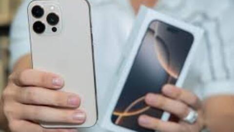 Nhiều mẫu iPhone đang giảm giá "sập sàn", có mẫu chỉ còn nửa giá
