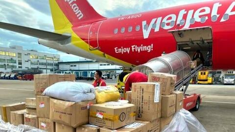 Những chuyến bay Vietjet chở đầy yêu thương